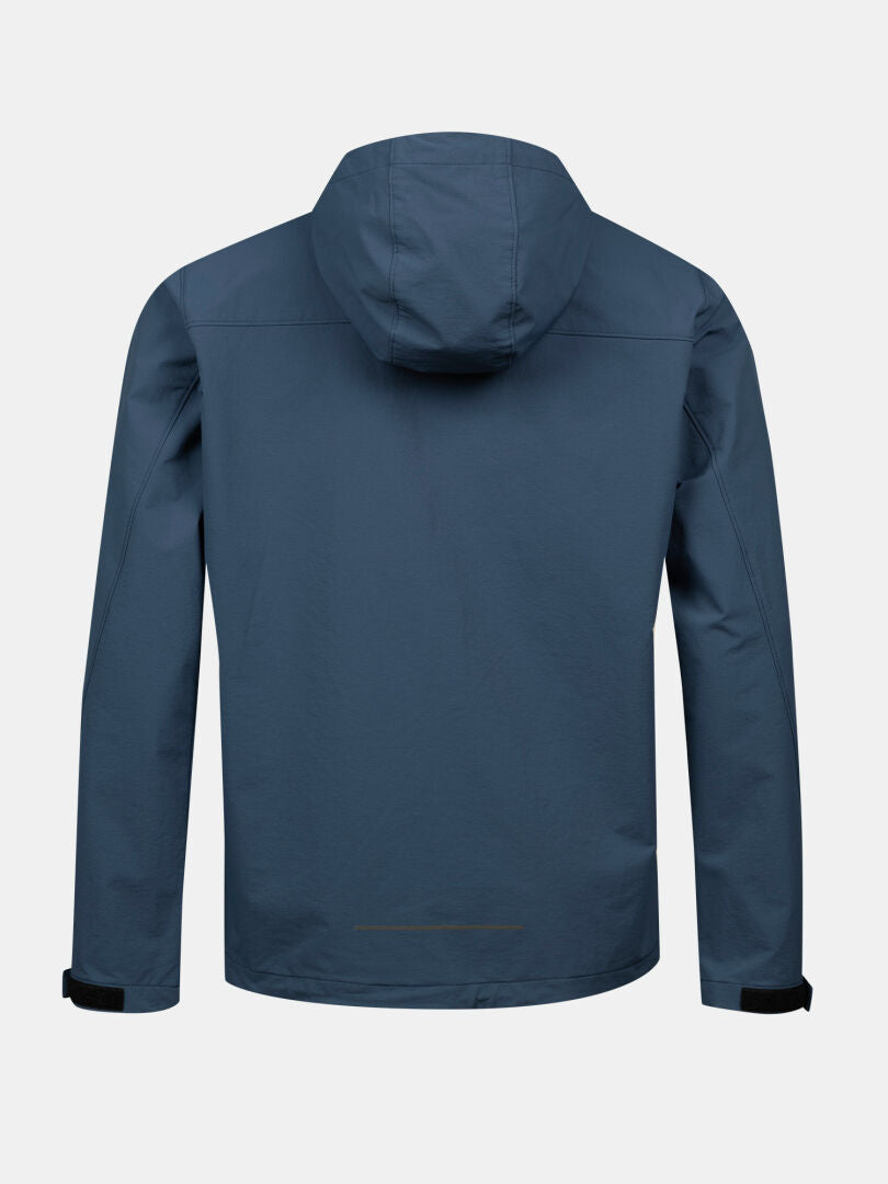 Halti Finholma X-stretch Jacka Herr, en blå softshell för friluftsliv, visas bakifrån med långa ärmar.