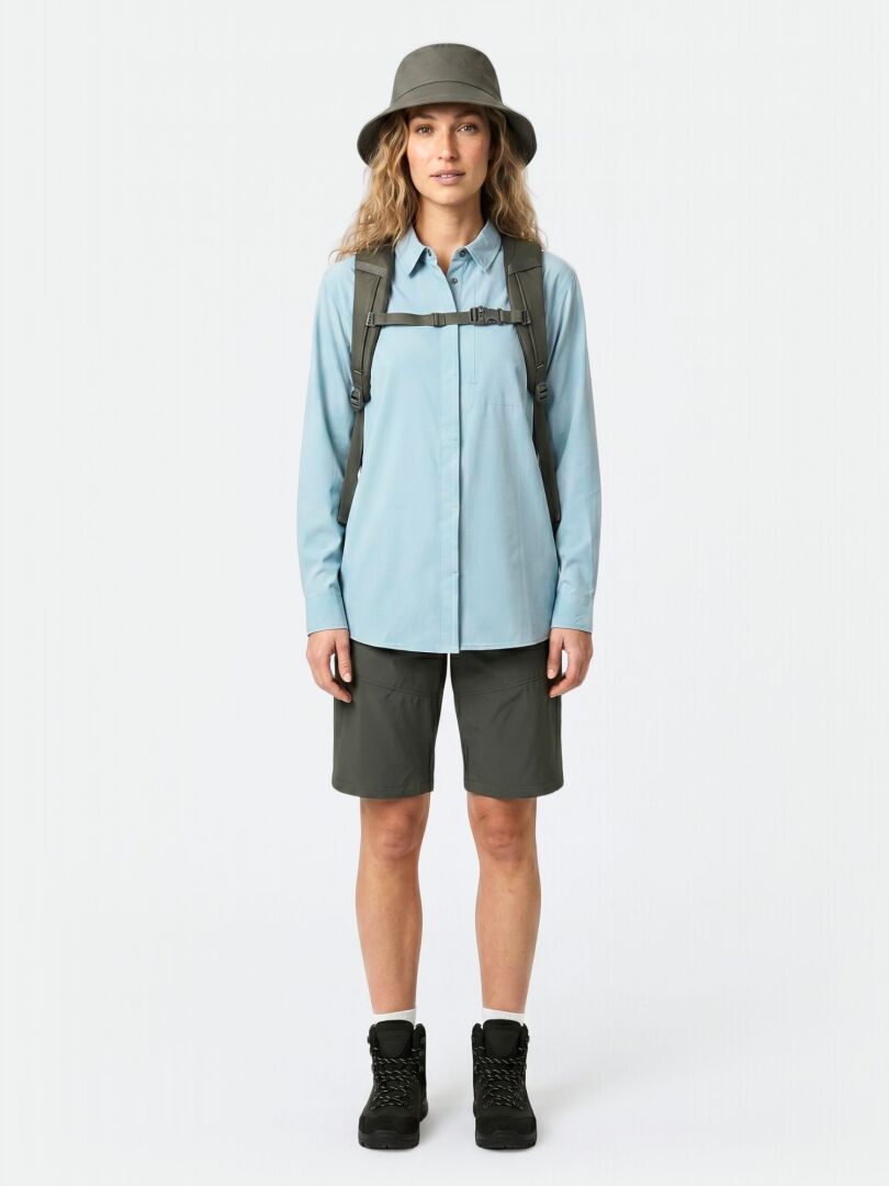 Person i Halti Samoy Långärmad Funktionsskjorta Dam, mörka shorts och vandringskängor står vänd framåt.