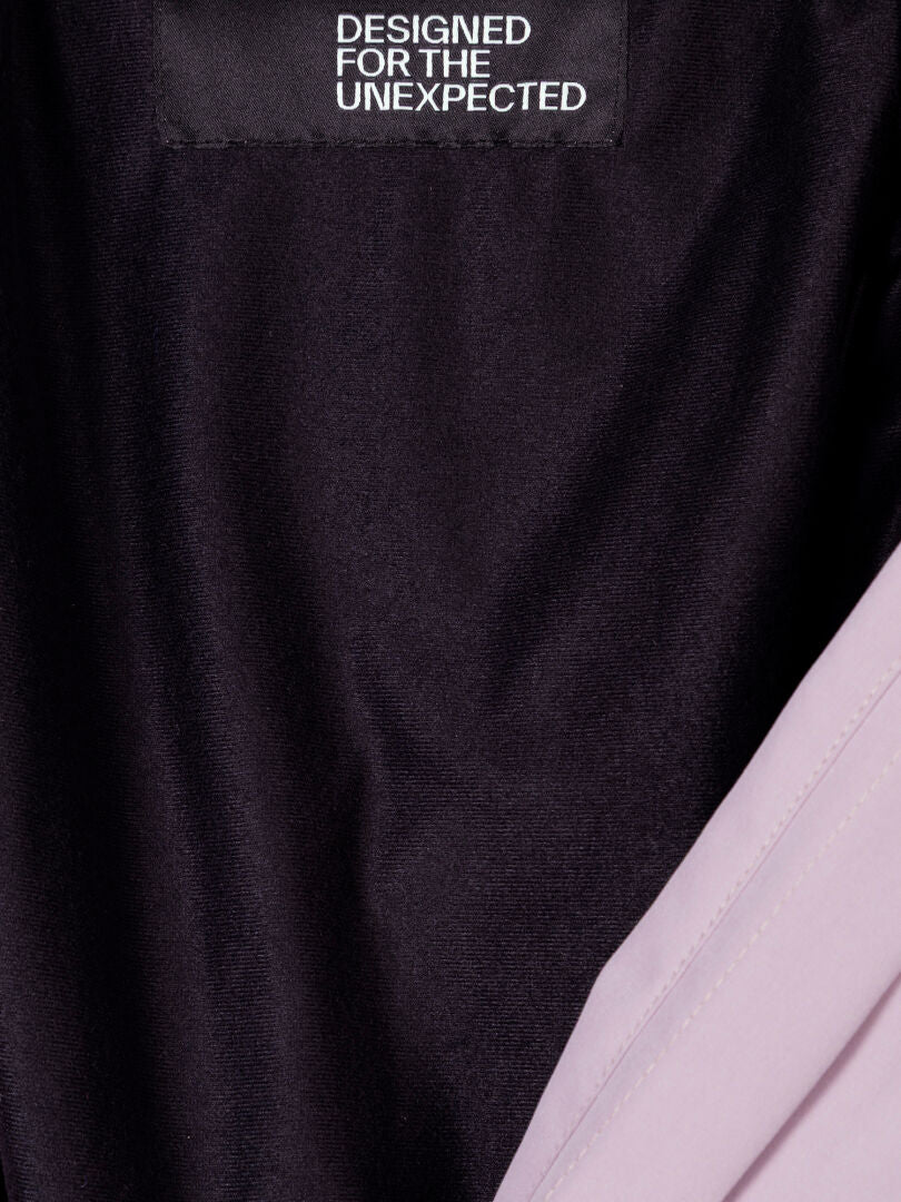 På en svart tygetikett på insidan av Halti Valaja DX Parka Dam Plus står det 