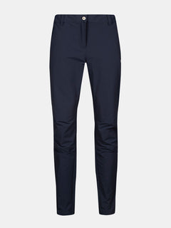 Halti Finholma X-stretch Byxor Dam Plus i marinblått med raka ben och knappstängning med dragkedja på vit botten.