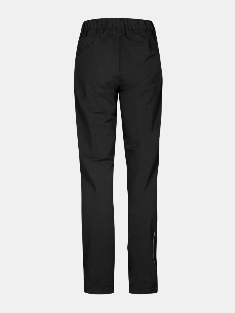 Bakifrån på Halti Finholma X-stretch Byxor Dam Plus med elastisk linning, mot en enfärgad ljusgrå bakgrund.