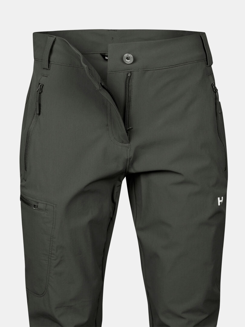 Halti Pallas X-stretch Outdoor Byxor Dam Plus: mörkgrön, plus size, fickor med dragkedja, vit logo på vänster ben.
