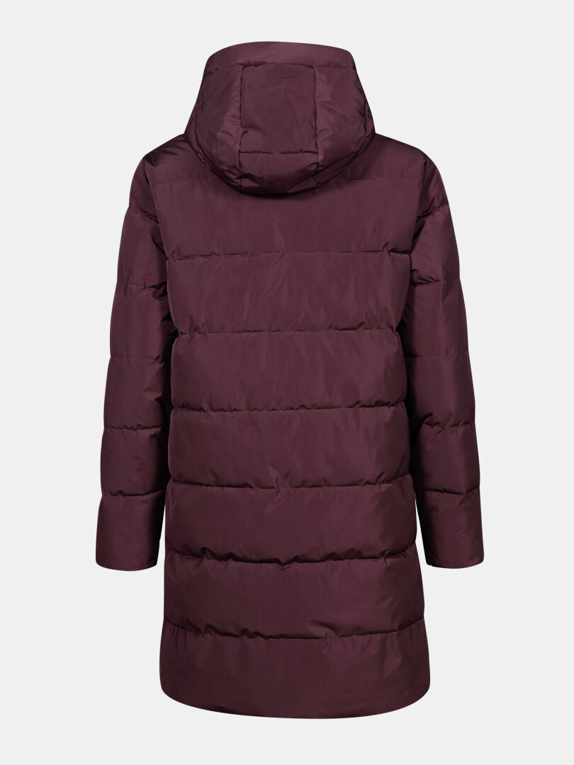 Halti Linjat Parka Jacka Dam, en lång rödbrun puffer med huva, fotograferad bakifrån mot en ljus bakgrund.