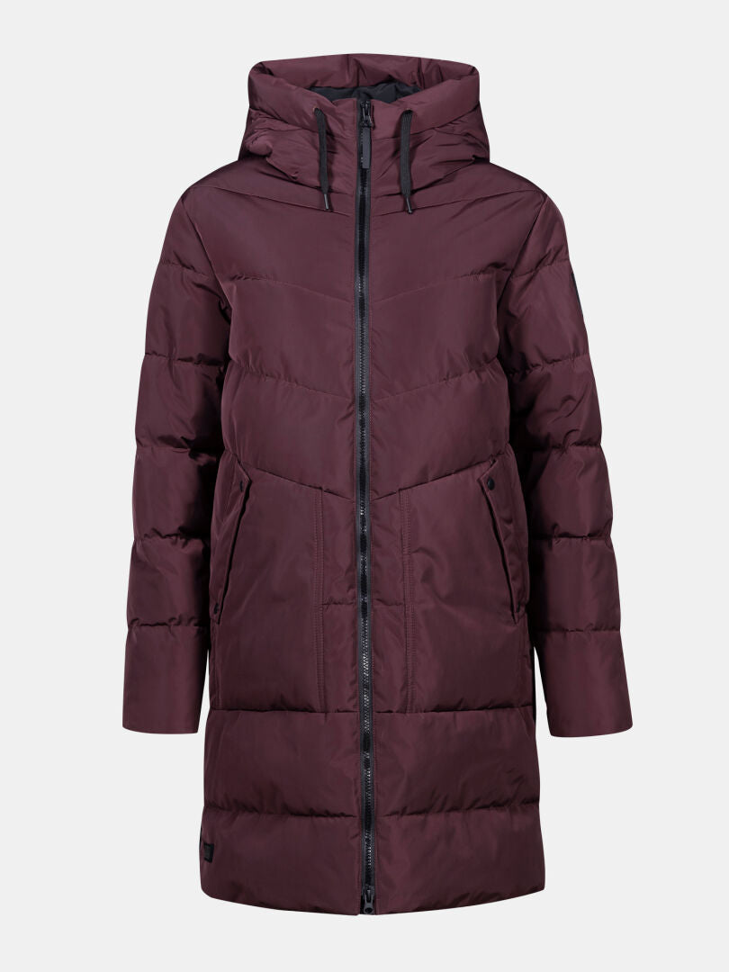 Halti Linjat Parka Jacka Dam är en lång rödbrun puffer med huva, svart dragkedja och vinklade fickor på enfärgad bakgrund.