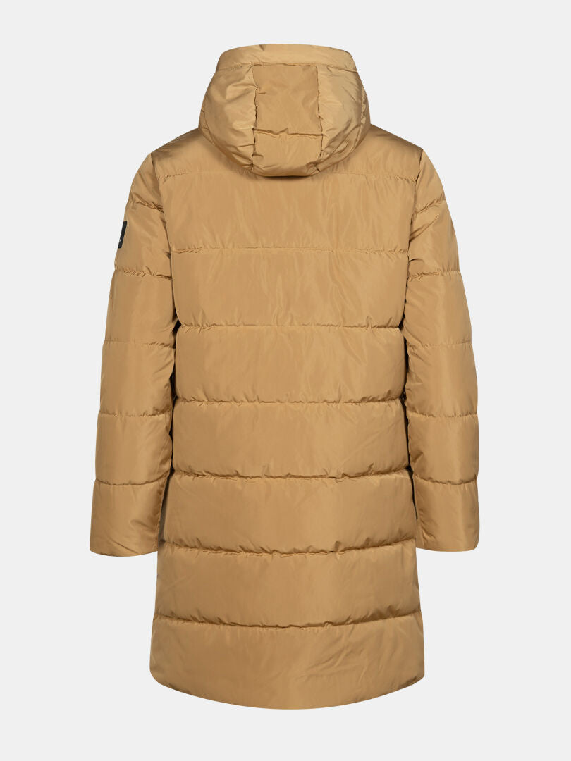 Bakifrån på Halti Linjat Parka Jacka Dam, en lång brun vindtät jacka med huva och horisontell quiltning.