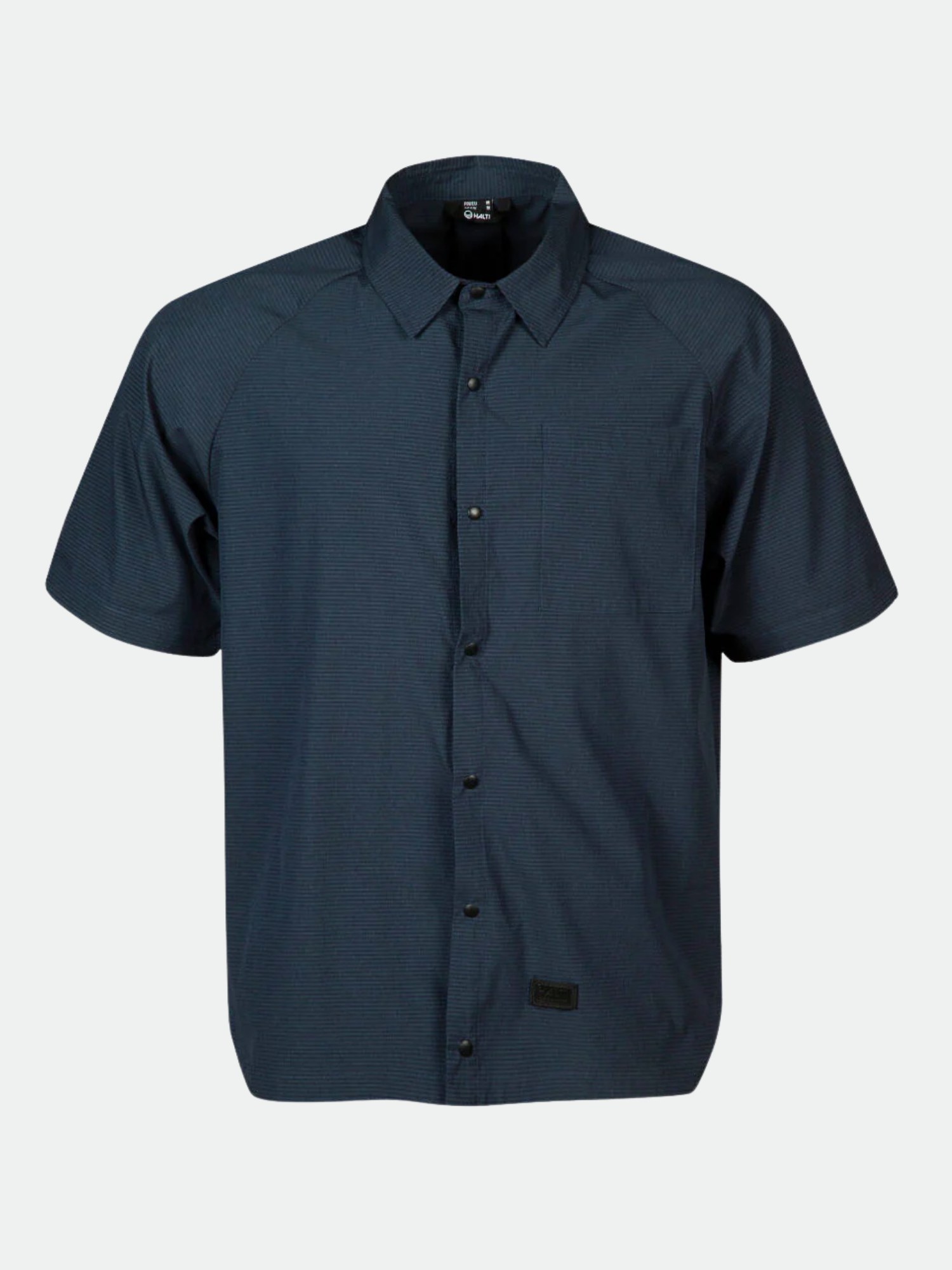 Halti Baana Unisex Skjorta: kortärmad navy seersucker-skjorta med bröstficka på ljus bakgrund.
