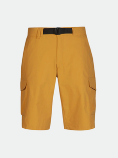 Halti Rundi Herr senapsgula shorts med sidfickor, svart bälte och Quick Dry Stretch ECO RECY-tyg på vitt.