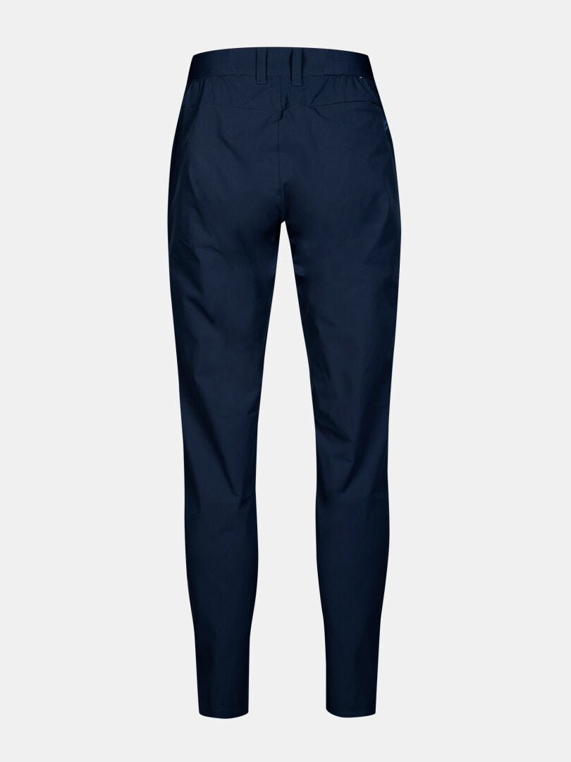 Halti Drive X-stretch Chinos Dam i marinblått, visas bakifrån med bälteshällor, sidofickor och skräddarsydd passform.