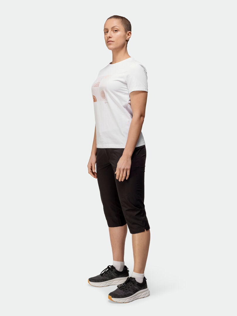 En person står på sidan och har på sig Halti Matka T-skjorta Dam, svarta byxor och svarta sneakers.