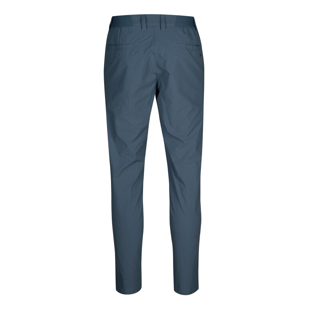 Bakifrån blå Halti Drive X-stretch Chinos Herr med två bakre passpoalfickor och bälteshällor mot vit bakgrund.