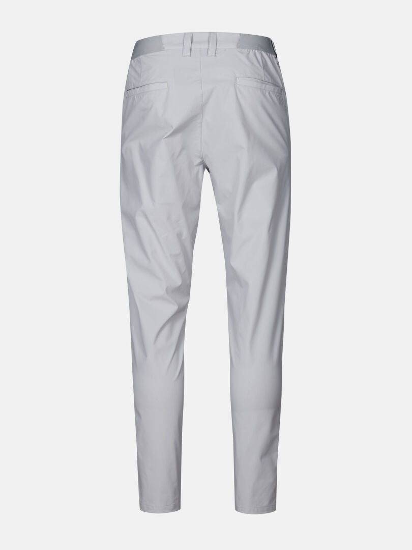 Bakifrån på Halti Drive X-stretch Chinos Herr i ljusgrått, med bälteshällor, bakfickor och avsmalnande ben.