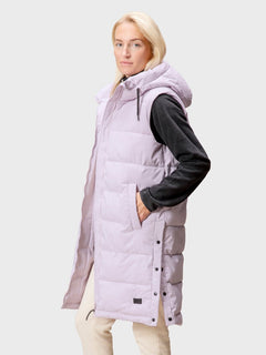 Någon bär Halti Penger Puffer Väst Dam i ljuslila med huva, över en svart topp och ljusa byxor.