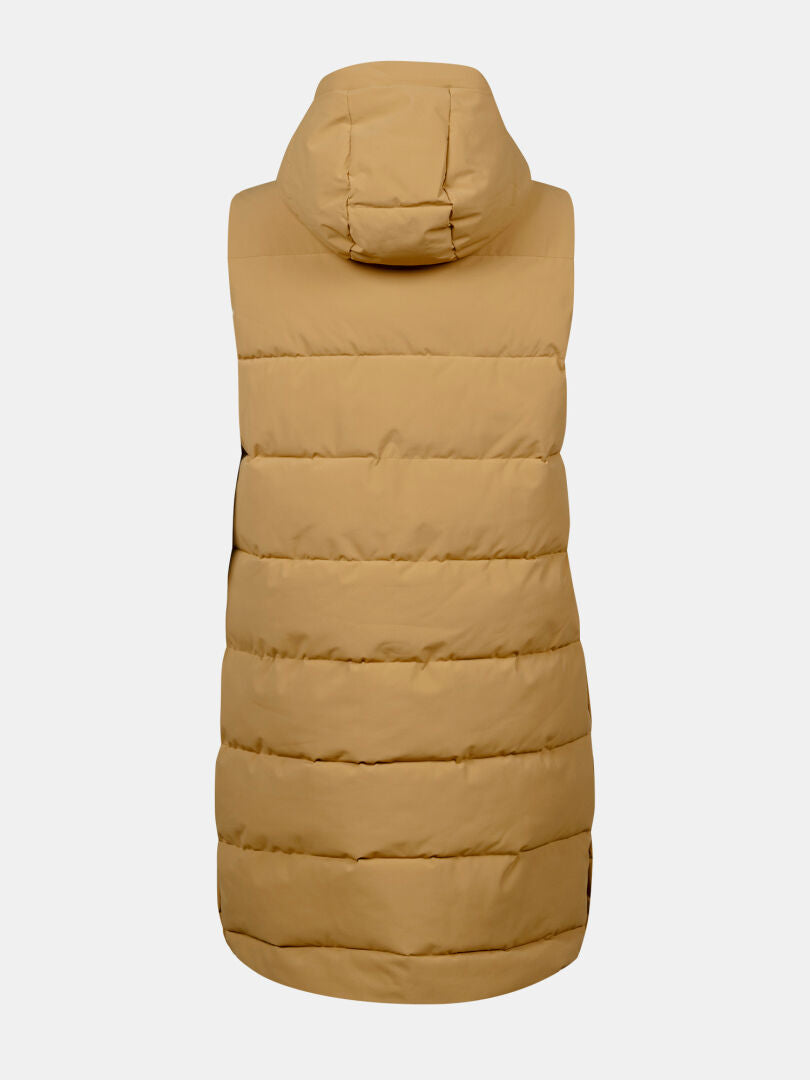 Baksida av den solbruna Halti Penger Puffer Väst Dam med huva, tillverkad av återvunnen polyester, mot en vit bakgrund.