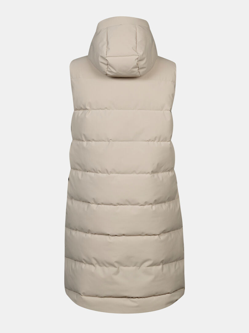 Halti Penger Puffer Väst Dam i beige med huva, visad bakifrån, har horisontella quiltmönster på en enfärgad bakgrund.