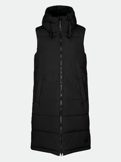Halti Penger Puffer Väst Dam: svart, ärmlös, huva, vindtät, två fickor, återvunnen polyester mot enkel bakgrund.