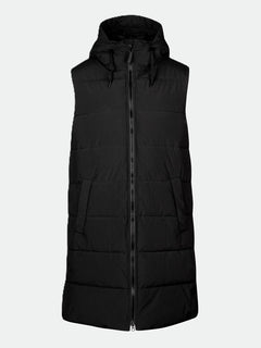 Halti Penger Puffer Väst Herr: svart ärmlös väst med huva i återvunnen polyester, med dragkedja fram, på ljus bakgrund.