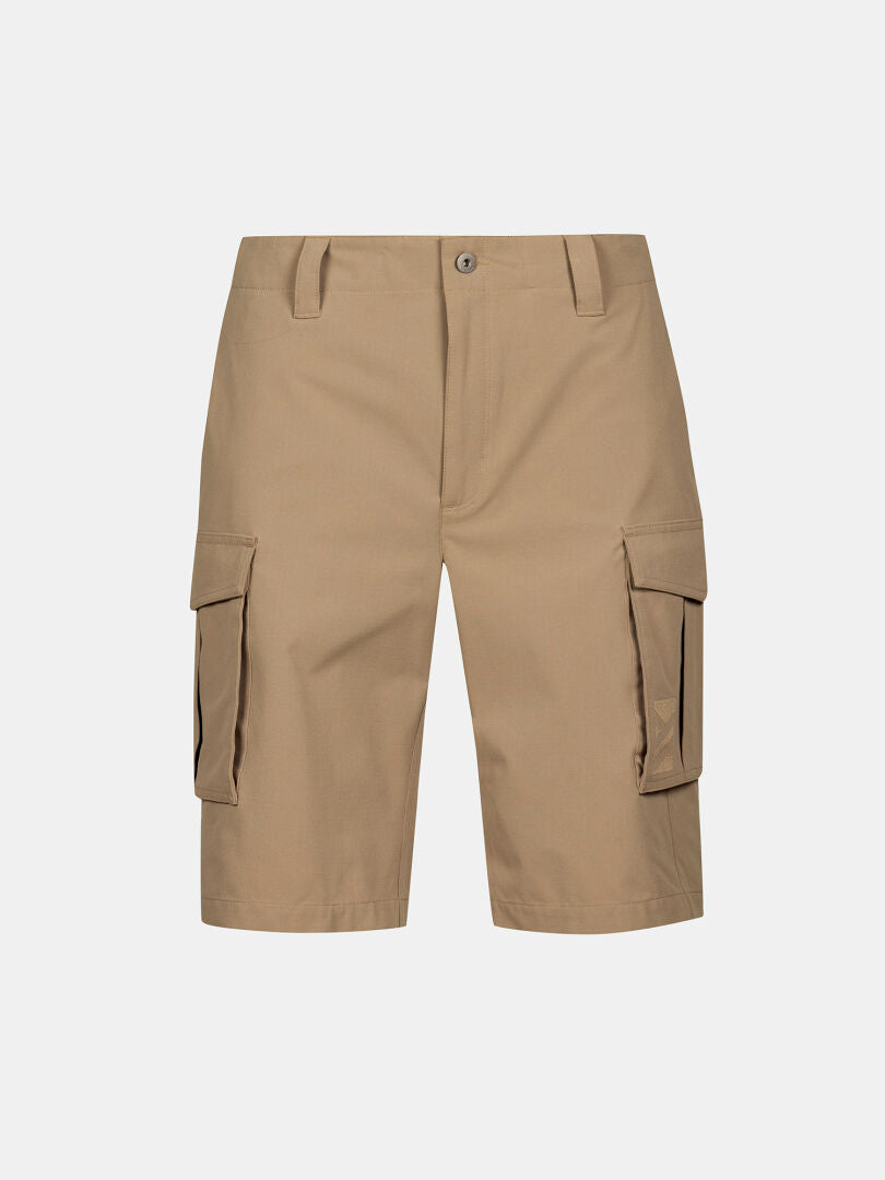 Halti Roams Shorts Herr: Khakifärgade cargoshorts med sidofickor, bälteshällor och knapp- och dragkedja fram.