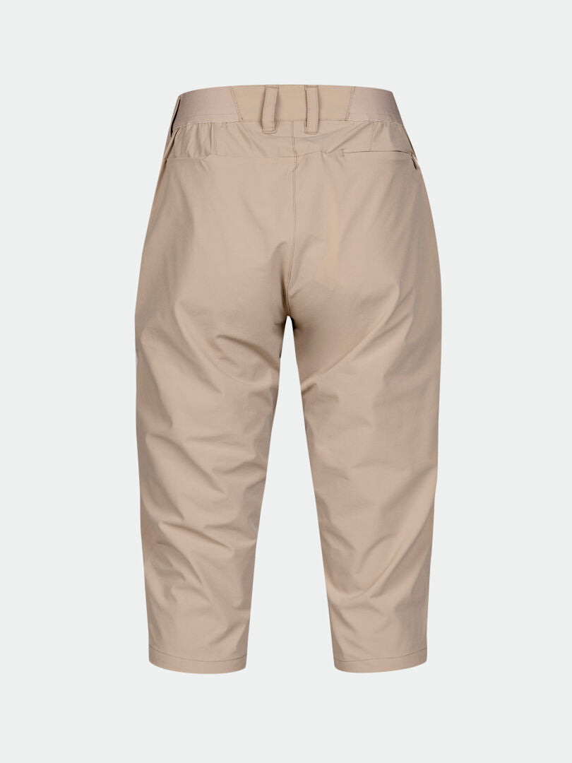 Halti Drive X-stretch Capribyxor Dam: beige beskurna byxor med bälteshällor, resår bak, raka ben, UPF 50+.
