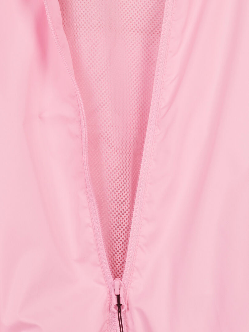 En närbild av Halti Saime Vindjacka-dammen i rosa, med delvis upplåst dragkedja framtill och nätfoder.