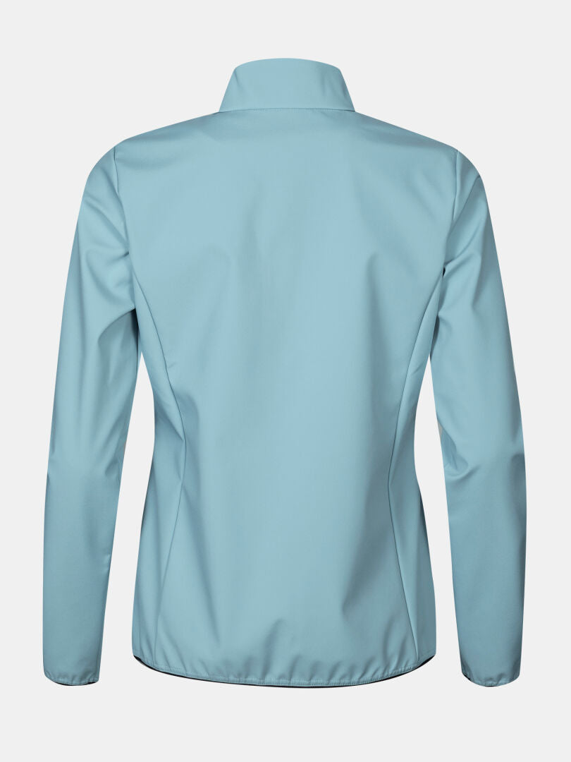 Halti Wedge Softshell Jacka Dam i ljusblått, här bakifrån med uppstående krage och vindtät design.