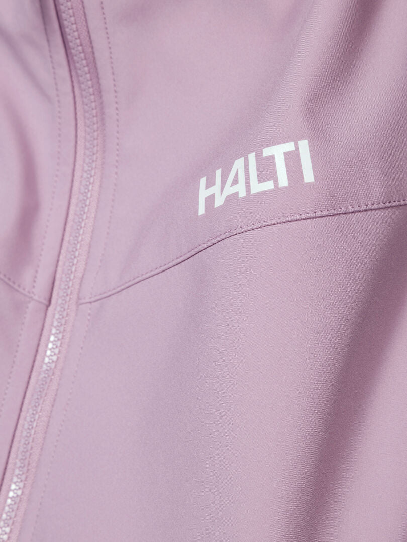 Närbild av Halti Wedge Softshell Jacka Dam i ljuslila med dragkedja och vit logotyp på bröstet.