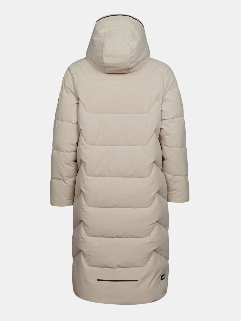 Baksidan av Halti Brahe Puffer Long Vinterjacka Dam i beige med quiltat mönster, huva och dold ficka med dragkedja.