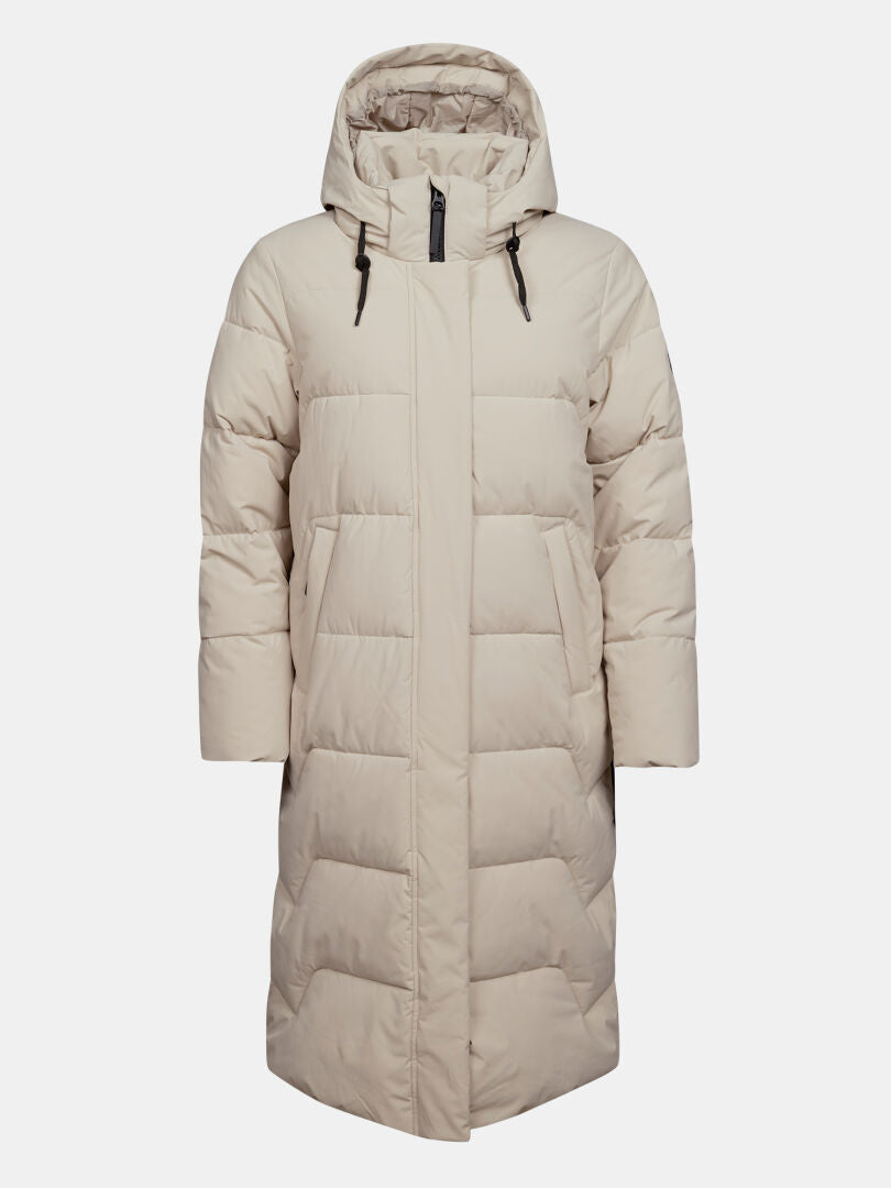 Halti Brahe Puffer Long vinterjacka för dam i beige med huva, dragkedja fram, quiltat mönster och två sidfickor.