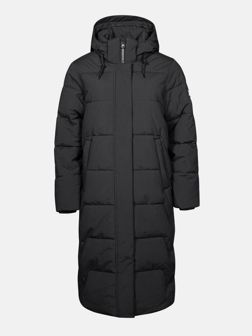 Halti Brahe Puffer Long vinterjacka för dam: svart, med huva, DrymaxX-teknik, dragkedja fram, quiltad; avbildad mot enfärgad bakgrund.