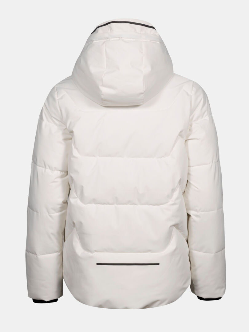 En Halti Brahe Puffer Vinterjacka Dam i återvunnen polyester med huva ses bakifrån mot ljus bakgrund.