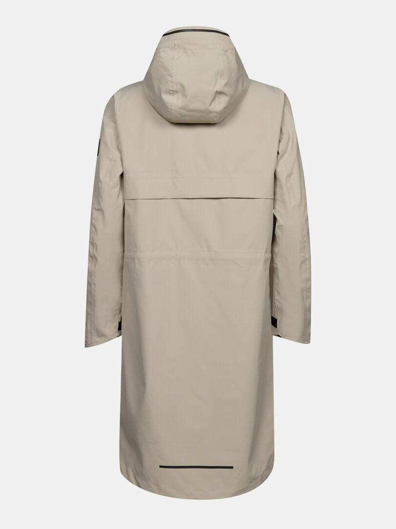 Halti Tokoi II DX Parkajacka för dam, beige, med huva, rak passform, svarta detaljer vid nederkanten, visad bakifrån.
