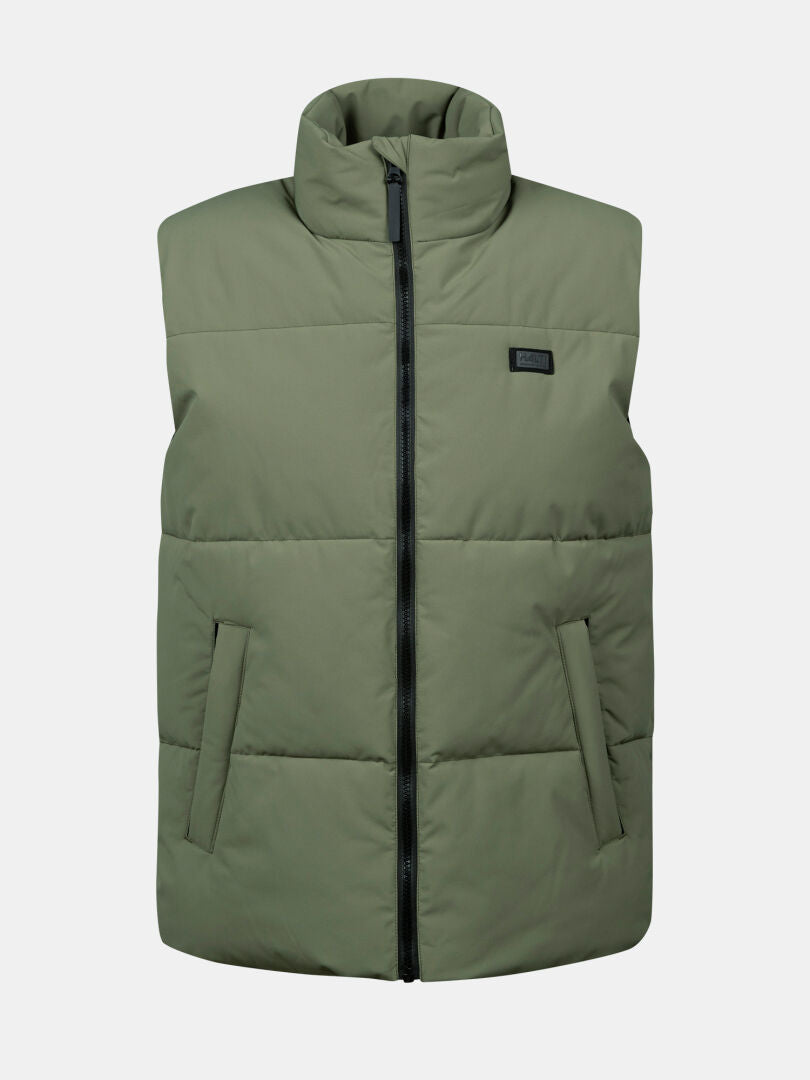 Halti Penger Classic Puffer Väst Herr i olivgrön, återvunnen polyester, med hög krage, dragkedja, sidofickor och logopatch.
