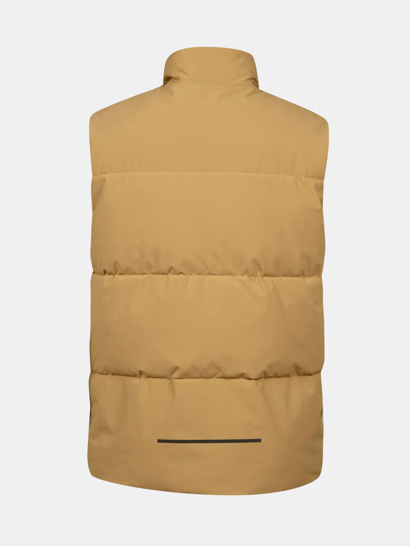 Halti Penger Classic Puffer Väst Herr i beige, bakifrån med horisontell söm - tillverkad av återvunnen polyester.