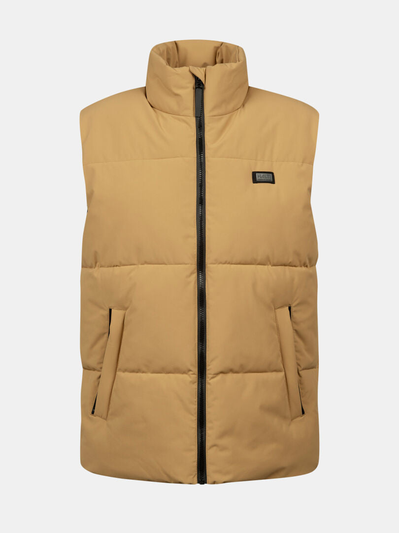 Penger Classic Puffer Väst Herr från Halti i återvunnen polyester med dragkedja, hög krage och vindskydd.