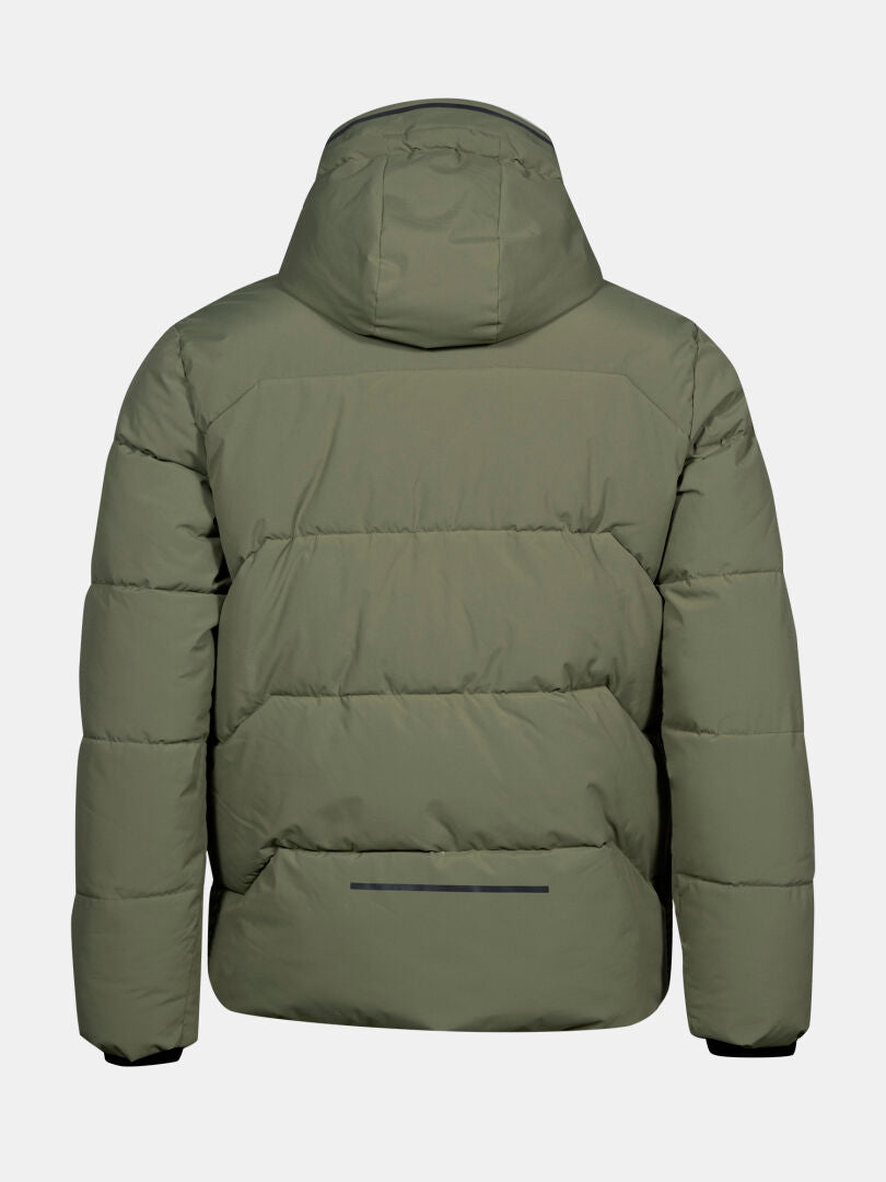 Olivgrön Halti Brahe Puffer Vinterjacka Herr med huva, bakifrån; tillverkad av återvunnen polyester.