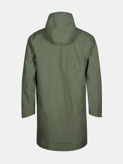 Bakifrån på Halti Tokoi II DX Parkajacka Herr, lång olivgrön vattentät parkas med huva, tillverkad av återvunnet material.