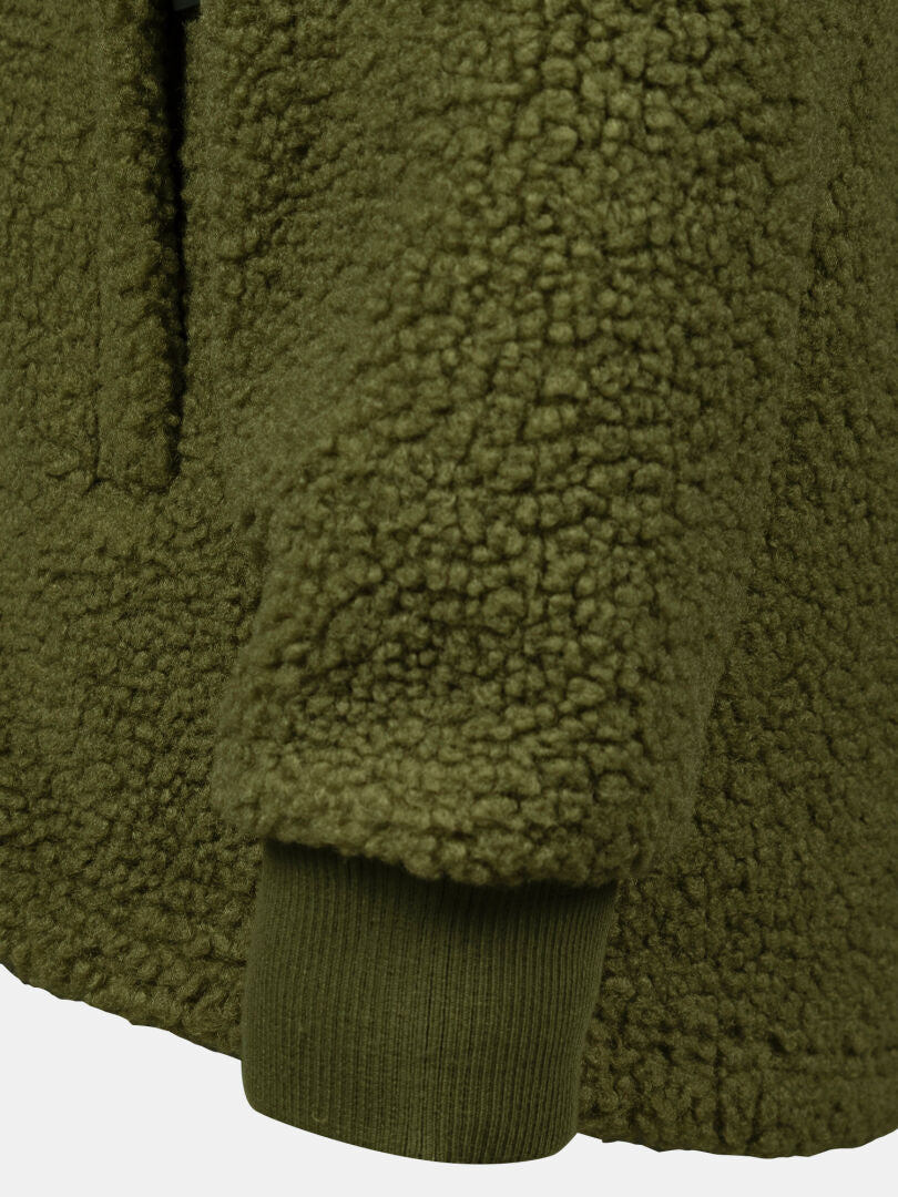 Närbild på Halti Lykky Fleecejacka Herr's gröna ärm med sherpa-liknande fleece, ribbad mudd och återvunnen polyester.