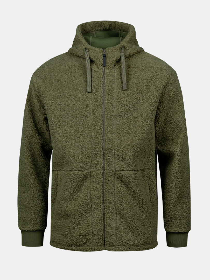 Halti Lykky Fleecejacka Herr i olivgrön med dragsko, ribbade muddar i ärmslut, framfickor, tillverkad av återvunnen polyester.