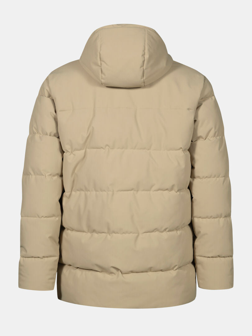 Halti Sammal Vadderad Parkajacka Herr i beige med huva, bakifrån mot en vit bakgrund.