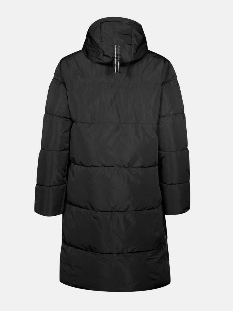 Halti Sammal Vadderad Parkajacka Dam är en lång svart puffer med huva och horisontell quiltning.