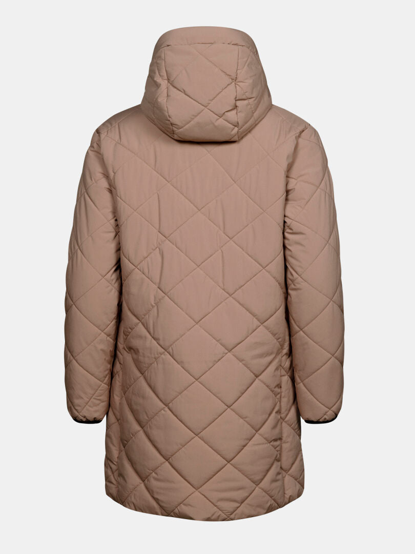 Haapa Vadderad Jacka Dam från Halti, en beige, quiltad parka med huva, avbildad bakifrån mot en grå bakgrund.