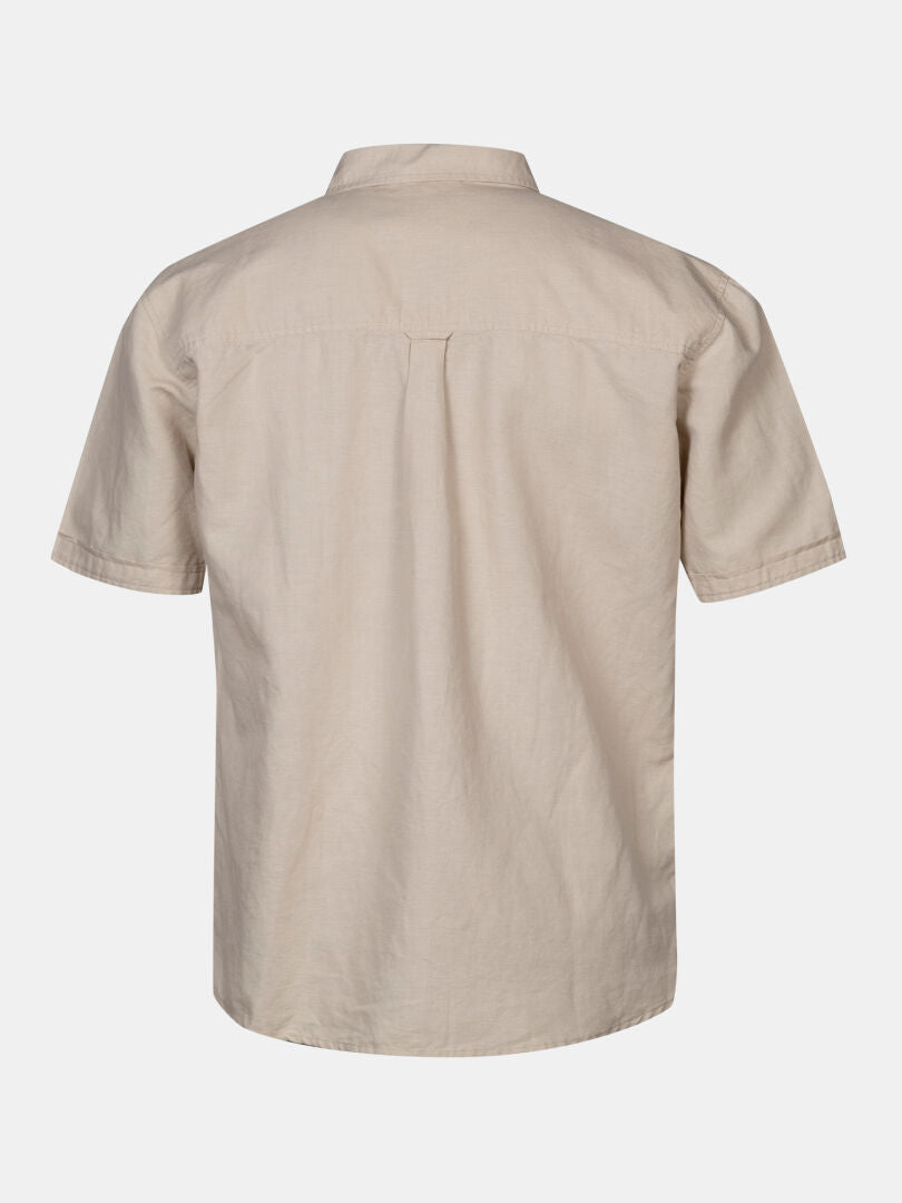 Notsgi Skjorta Herr från Halti: beige hampaskjorta med kort ärm, klassisk krage - perfekt för sommaren.