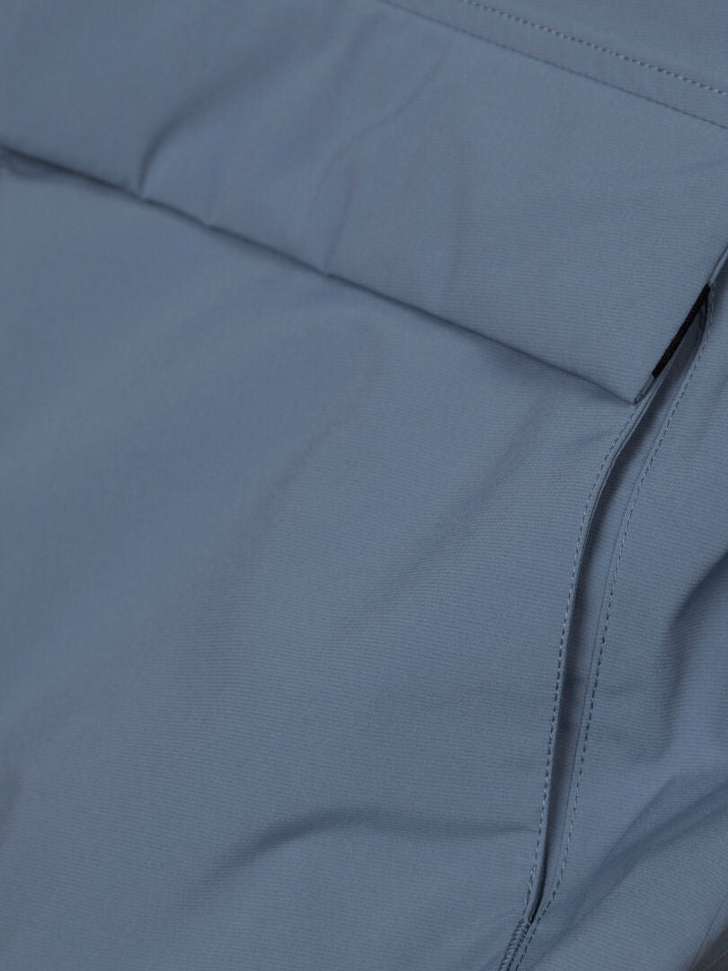 Närbild på Halti Kortteli DX Insulated Parka Dam i ljusblått tyg, där man ser en veck och en söm, troligen från jackan.