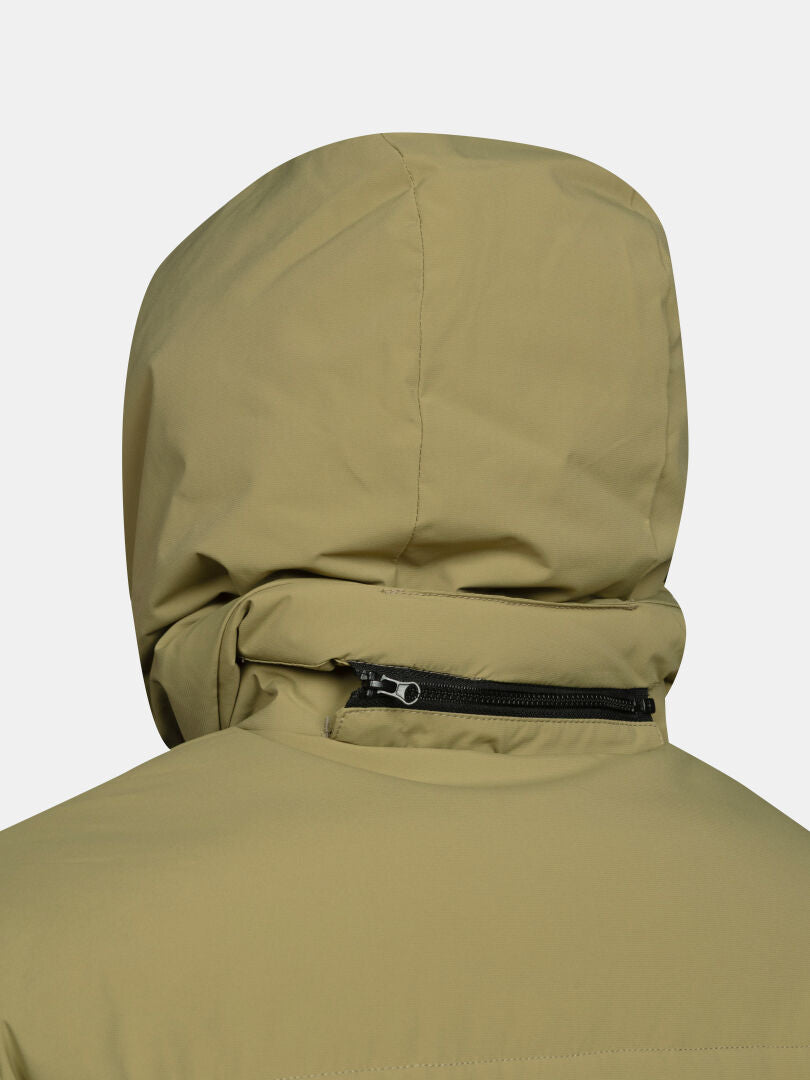 Närbild på Halti Brahe Puffer Parka Herr i khaki, där den horisontella dragkedjan längst ner på huven framhävs.