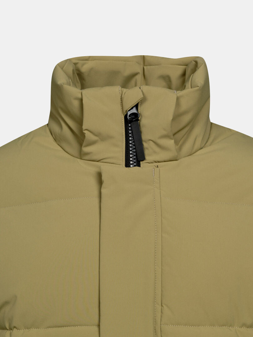 Närbild på Halti Brahe Puffer Parka Herr i khaki, med hög krage och en delvis synlig svart dragkedja framtill.