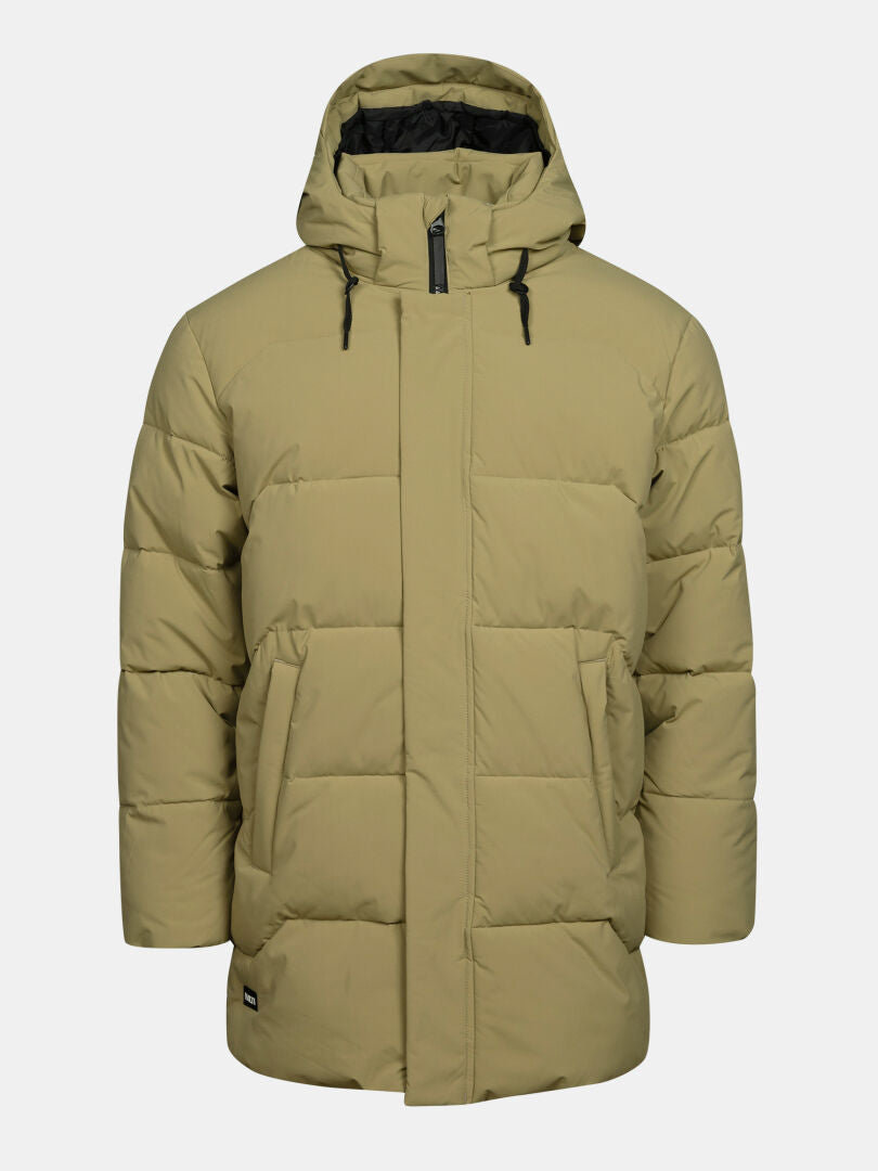 Halti Brahe Puffer Parka Herr i beige med huva, dragkedja framtill, quiltad design och två fickor på enfärgad bakgrund.