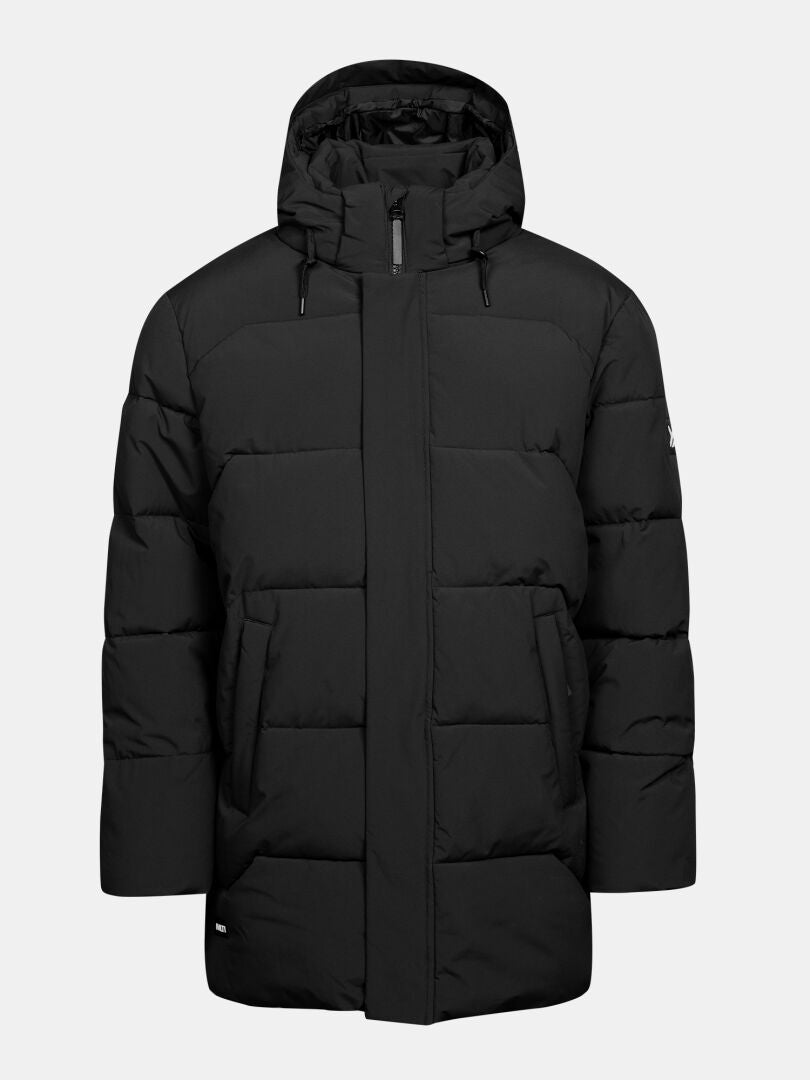 Halti Brahe Puffer Parka Herr – svart med huva, dragkedja fram och två sidfickor. Visas mot en ljus bakgrund.