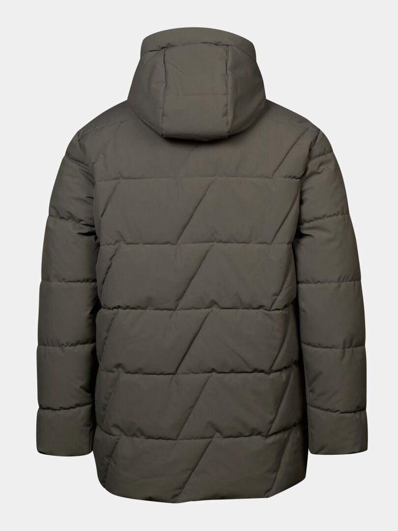 Baksidan av Halti Forska Vadderad Parkajacka Herr, lång olivgrön parka med huva och Microtherm Thermofill, på vit bakgrund.