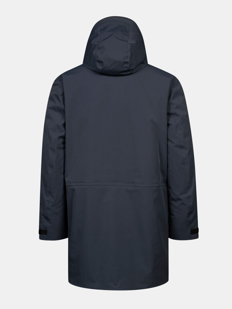 Baksidan av Halti Kallio DX Parka Herr i mörk marinblått med långa ärmar och rak nederkant, mot en enfärgad vit bakgrund.