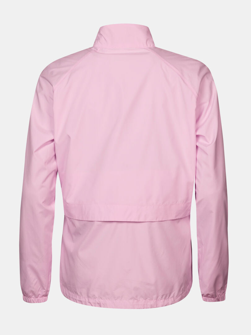 Halti Saime Vindjacka Dam Plus i ljusrosa, med ståkrage och slits i ryggen, här bakifrån.