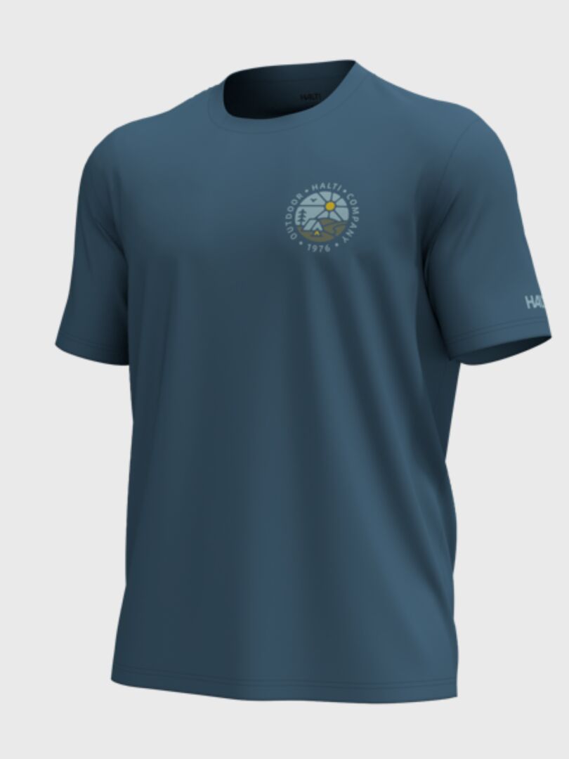 Halti Vehka Unisex-T-shirt: blå, kortärmad i ekologisk bomull med cirkulärt tryck och vit text på vänster ärm.